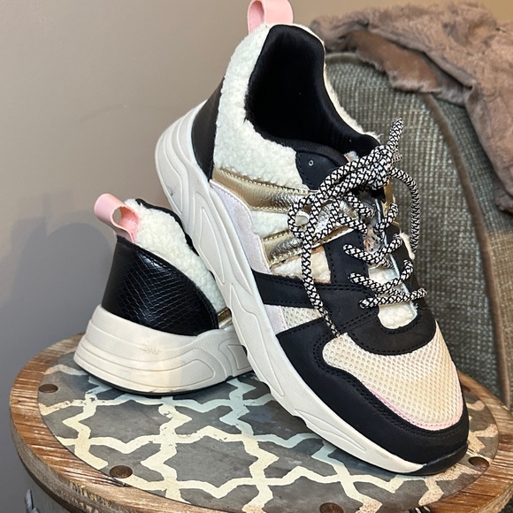 posh by poleman Shoes - **POSH by Poelman METALLIC SHERPA Dad Sneakers in BLACK x WHITE size 39 EU 8.5